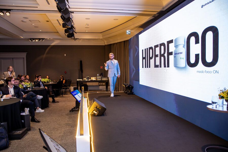 Vinicius palestrando para empresários no Hotel Tangará