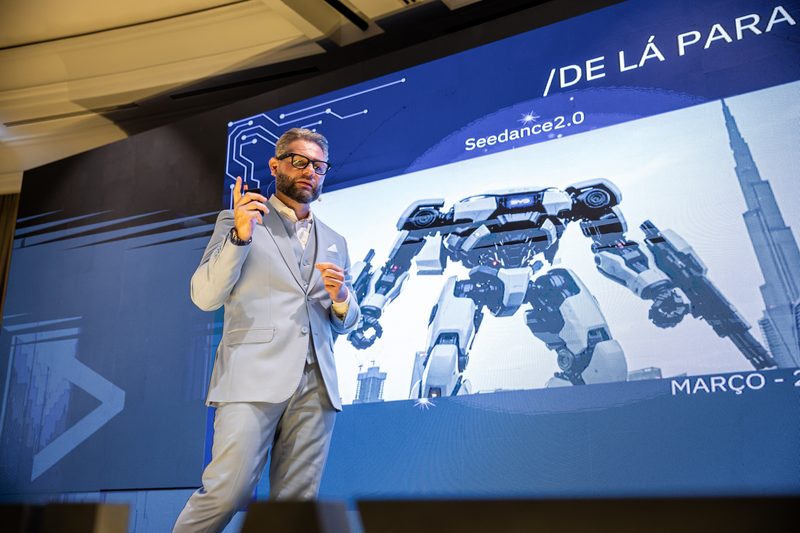 Vinicius Rodrigues palestrando na Cúpula